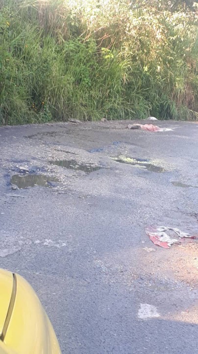 JorgeArrietaFM's tweet photo. Debe atenderse con carácter de urgencia el paso entre Sabaneta- Trasandina -Arjona/Cuesta los Molina/Gallardín. Al menos tres puntos son considerados como críticos. En la imagen, foto de las condiciones de la vía al puente angosto de la Trasandina de la zona. Es imprescindible. https://t.co/fpaIBQAzBb