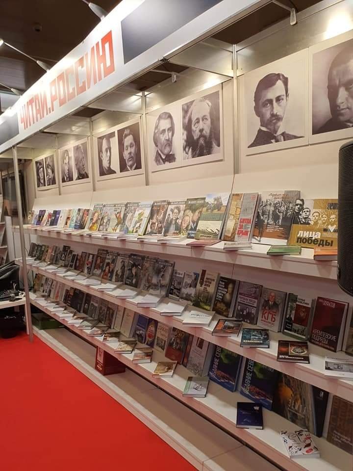 Institut_transl's tweet photo. Meanwhile at the Russian stand in Bratislava, there were interviews with Anastasia Strokina and Yulia Yakovleva, led by the literary critic, Natalya Lomykina. With a Slovak translation.
#БратиславскаяКнижнаяЯрмарка
#bibliotekapedagogika https://t.co/FIs8Ktv5rE