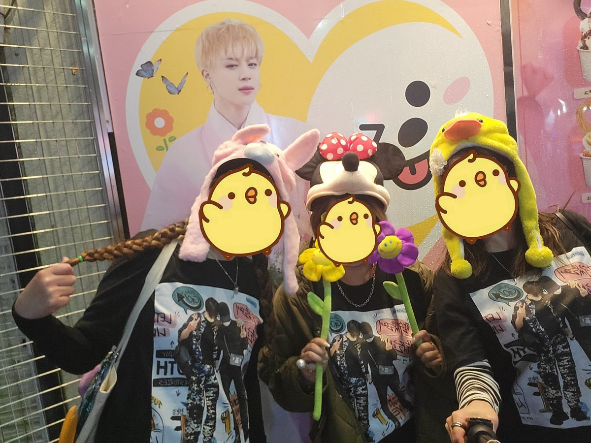 maruko89701171's tweet photo. G.C.F in Tokyo 🐰🐥💜
🐰🐥の事を想いながら…🌼
( ´´ิ∀´ิ` )ニャニャニャニャニャ
@jiminyumi ゆみちゃんのTシャツのセンスが最高💜❤💙💚🙌
#GCFinTOKYO
#4YearsWithGCF
#JIMIN
#JUNGKOOK
#グクミン https://t.co/TqhxyT0SHe