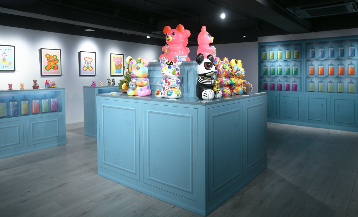 streamsart's tweet photo. 今回の展示は香港のチームDCITMのカラフルな芸術スタイルを紹介し、20名以上のアーティストとコラボしました。 それぞれのユニークな作品はHuggerFukuの多様性を示すことができました。

DCITM個展「Hugger Fuku Town」
会期:2021年1月29日〜2月28日
会場:STREAMS香港ギャラリー
#streamsart #arttoys https://t.co/bEe4YYyugK