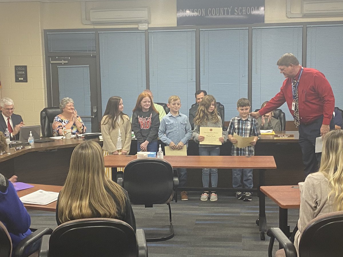 MelindaFortner's tweet photo. Some of our @sbes_bobcats Student Council members leading off tonight’s board meeting with the pledge. They did an amazing job. 🐾♥️🐾 https://t.co/PnzIfRBkIO