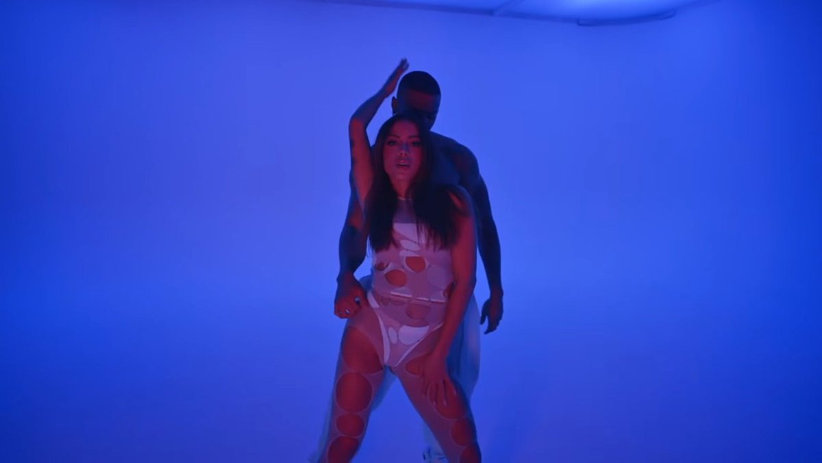 brufenty's tweet photo. Impressionante como a anitta consegue transformar um clipe simples em um dos melhores do ano. https://t.co/wVrQWiiJJx