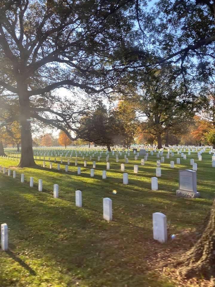 VictorSenado's tweet photo. El Día del Veterano lo pase en el Cementerio Nacional de Arlington, presentando mis respetos a la tumba del Soldado Desconocido y conmemorando a todos nuestros Héroes.

Thank You For Your Service.

#VeteransDay https://t.co/75l9BF5ipB