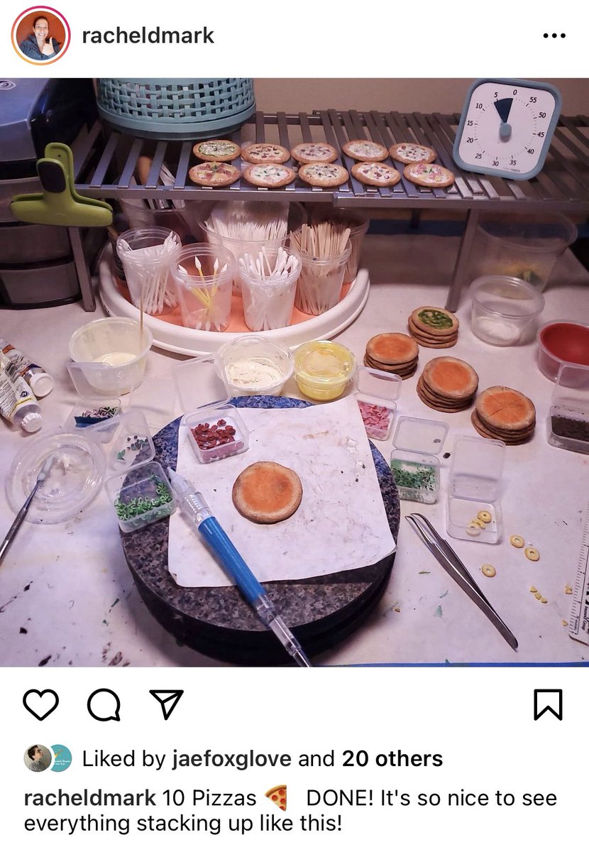 sawdustbear's tweet image. This year, we also have Rachel Mark returning for her third year of mini pizzas, this time with four other miniature artists collaborating on toppings! Follow her on Instagram for progress shots and tiny sculpting tutorials! instagram.com/racheldmark #projectpizza2021