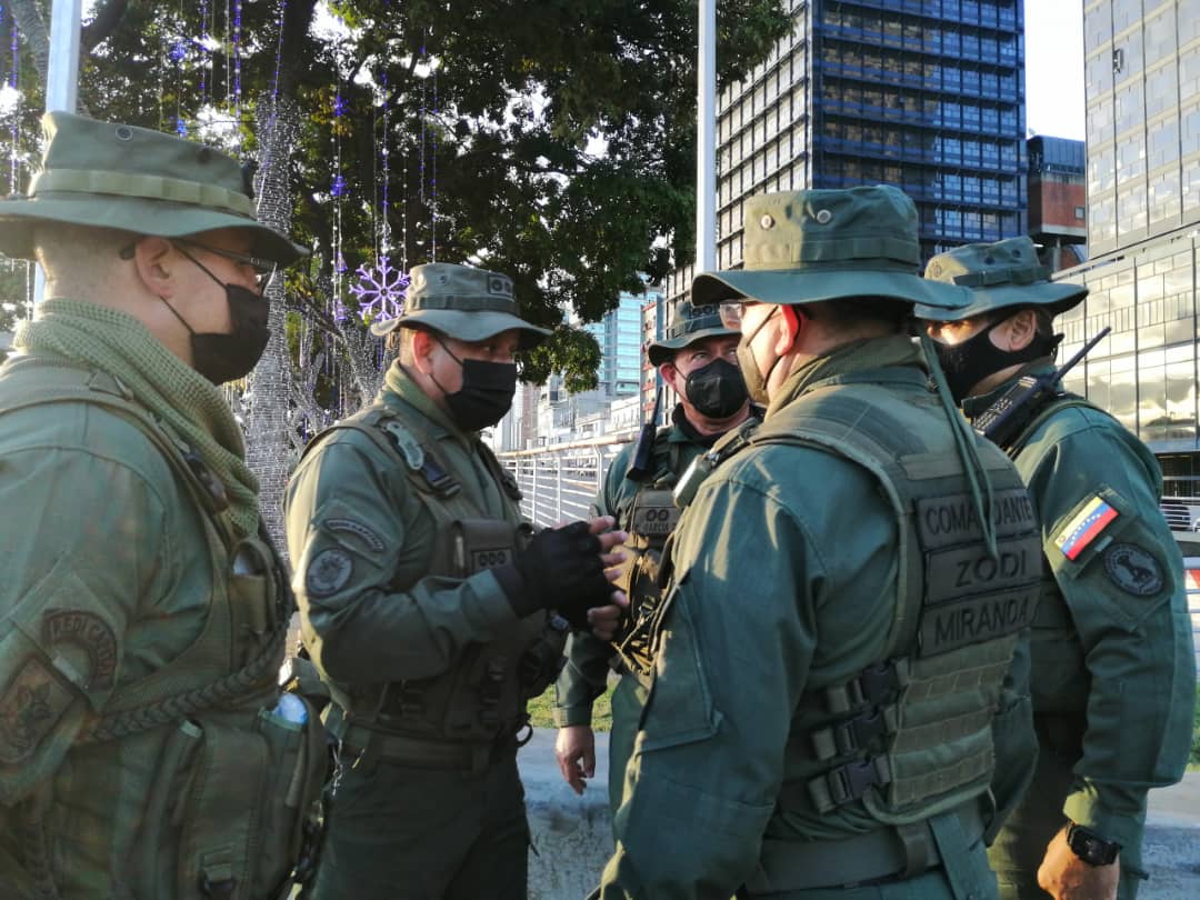 hljohan's tweet photo. Este operativo #NavidadesSeguras2021 contará con una capacidad de despliegue operativa de 133.396 funcionarias y funcionarios de los Órganos de Seguridad Ciudadana y del sistema defensivo territorial, con apoyo en dirección de los comandantes de ZODI de @Redi_Capital2 https://t.co/lwzKipTMFo
