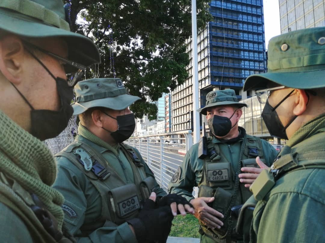hljohan's tweet photo. Este operativo #NavidadesSeguras2021 contará con una capacidad de despliegue operativa de 133.396 funcionarias y funcionarios de los Órganos de Seguridad Ciudadana y del sistema defensivo territorial, con apoyo en dirección de los comandantes de ZODI de @Redi_Capital2 https://t.co/lwzKipTMFo