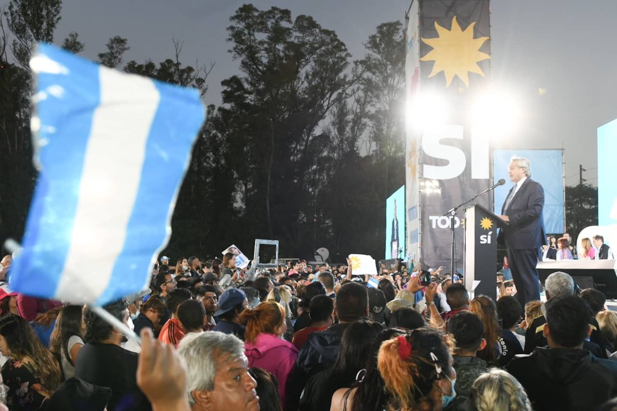MovimientoEvita's tweet photo. "Será por los últimos que vamos a seguir trabajando más que por nadie." @alferdez ❤️🇦🇷

Cierre de campaña del @FrenteDeTodos en Merlo.

#ArgentinaAvanza 🇦🇷 https://t.co/H1s6yNedZs