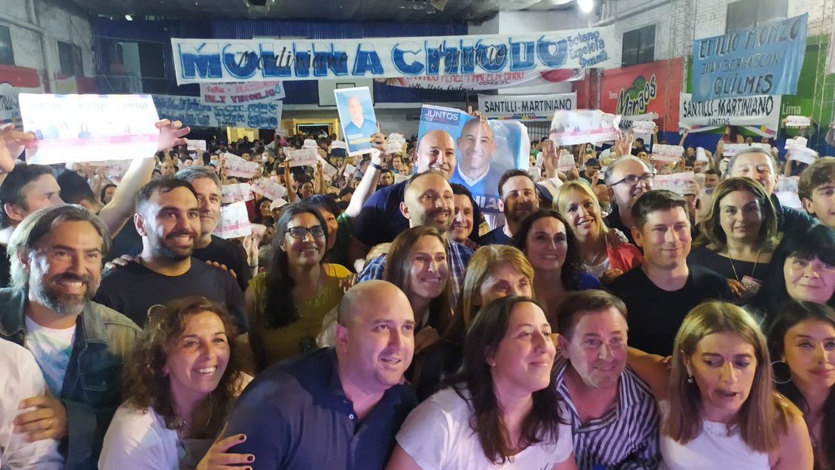 DiGiuseppeWal's tweet photo. Cerrando la campaña Quilmeña. #JUNTOS e invencibles. La ciudad nos necesita unidos y responsables. Los vecinos son la prioridad y este domingo todos decimos #Basta! Pero no para parar, sino para pararlos y comenzar a salir. Vamos #JUNTOS @YoSoyMartiniano @diegosantilli @ManesF https://t.co/4QTTUmLQbc
