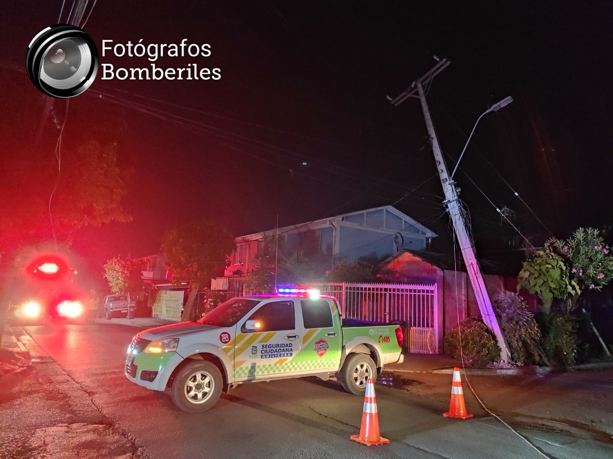 FBomberiles's tweet photo. Registro Fotográfico de Emergencia Electrica en las intersecciónes de los Himalayas y Los Balcanes,se trató de choque de vehículo de desconocida procedencia con poste de alumbrado público con posterior corte y caída de cableado.comuna de Quilicura. https://t.co/tVMtloHnui