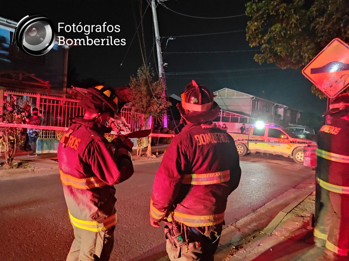 FBomberiles's tweet photo. Registro Fotográfico de Emergencia Electrica en las intersecciónes de los Himalayas y Los Balcanes,se trató de choque de vehículo de desconocida procedencia con poste de alumbrado público con posterior corte y caída de cableado.comuna de Quilicura. https://t.co/tVMtloHnui