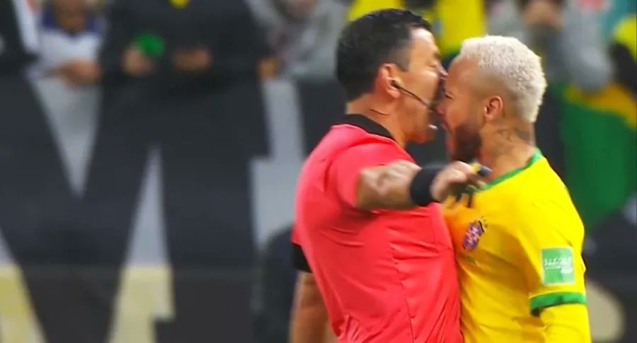 pulzo's tweet photo. ¿Miedo? Neymar empujó al árbitro, lo braveó y le manoteó; pero el juez se arrugó 👀👉 https://t.co/U9oVmwEmW1 https://t.co/LZqdfmoutq