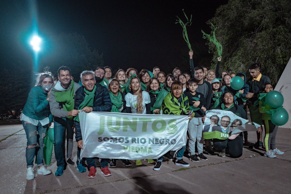 Weretilneck's tweet photo. En nuestra capital, la militancia de Viedma organizó una multitudinaria caravana que terminó en la Plazoleta del Fundador. ¡Vamos Juntos! #JuntosAca✅ https://t.co/skdWQzreDX