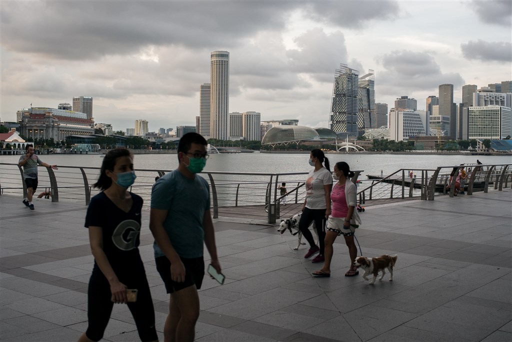 RTLnieuws's tweet photo. Ongevaccineerden Singapore draaien zelf op voor medische kosten | Liveblog https://t.co/HkJgZ2mCB4 https://t.co/63EmmE5saE