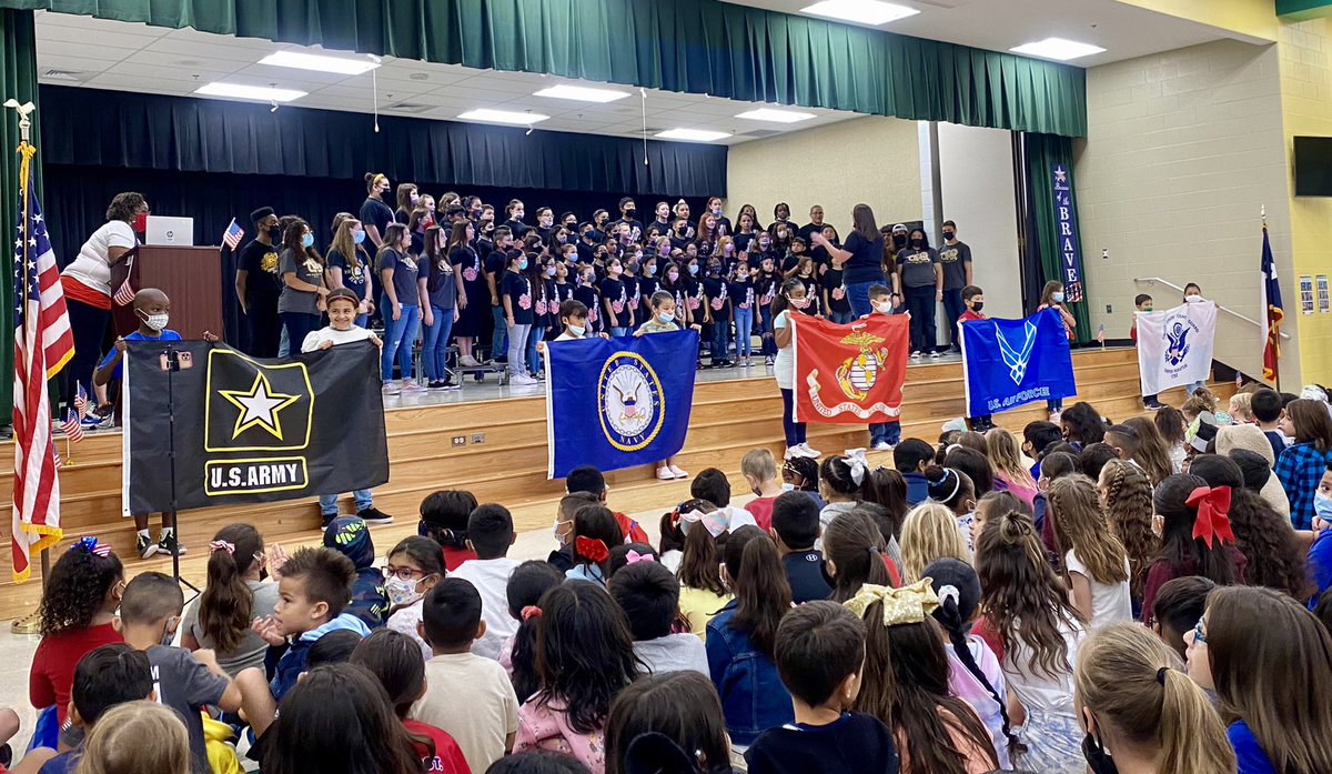 MrsKill3rd's tweet photo. What a beautiful parade and assembly to honor our Veterans! #MoraLegacy #BearcatsBetterTogether https://t.co/BX0azkwF7e