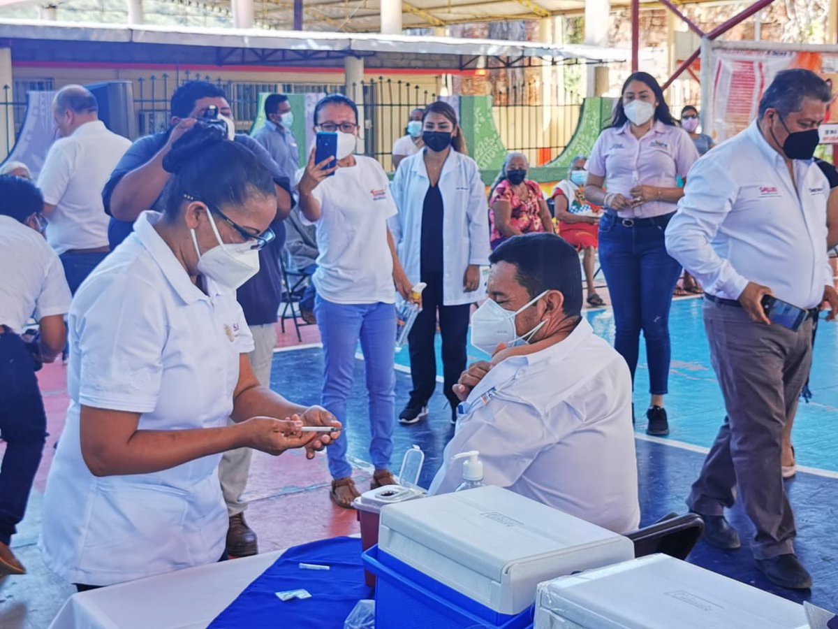 Js04Costa's tweet photo. El Jefe de la @Js04Costa MSP. Everardo Duarte Medina, acompañado de la Autoridad Municipal de Santa María Colotepec, dieron el arranque a la Campaña de Vacunación para la Influenza  Estacional 2021-2022 en la Region #Costa. https://t.co/IfGbtu0tTD