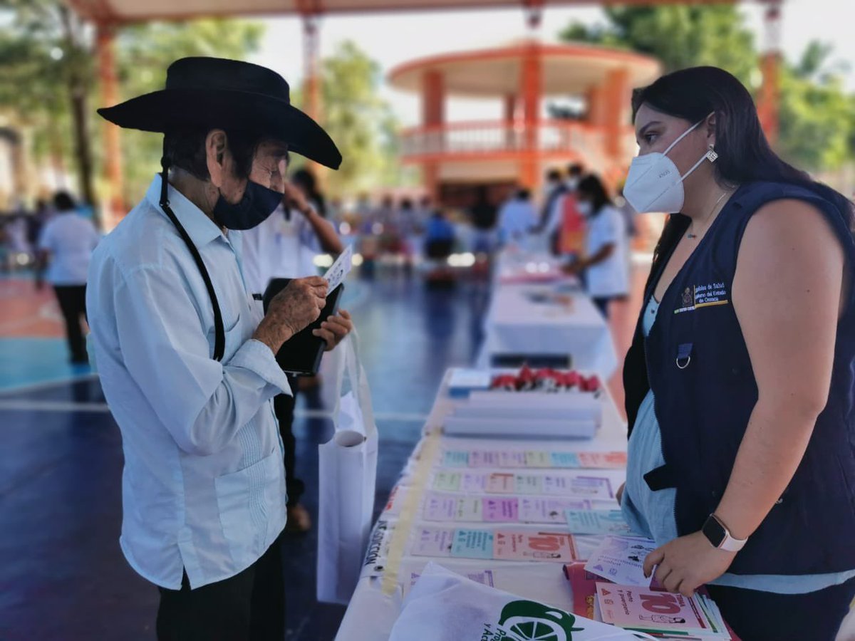 Js04Costa's tweet photo. El Jefe de la @Js04Costa MSP. Everardo Duarte Medina, acompañado de la Autoridad Municipal de Santa María Colotepec, dieron el arranque a la Campaña de Vacunación para la Influenza  Estacional 2021-2022 en la Region #Costa. https://t.co/IfGbtu0tTD