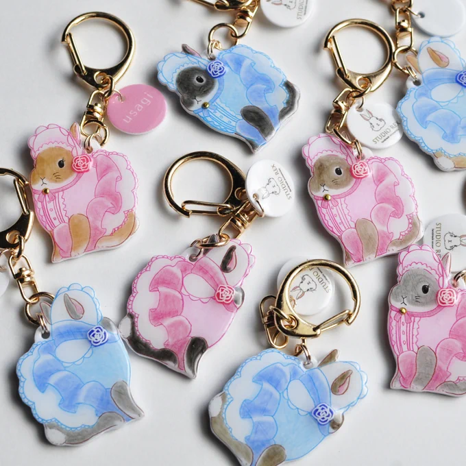 ロリータうさぎのキーホルダー出来ました✨

毛色は販売サイトに掲載されてる色の他にも、オーダーが可。ロップさんにも対応します(画像2枚目)。

サブパーツにはお名前入れも可。🐰

発売は明日の昼12時〜、在庫数はminne,Creema各3を予定しています。

↓続く 