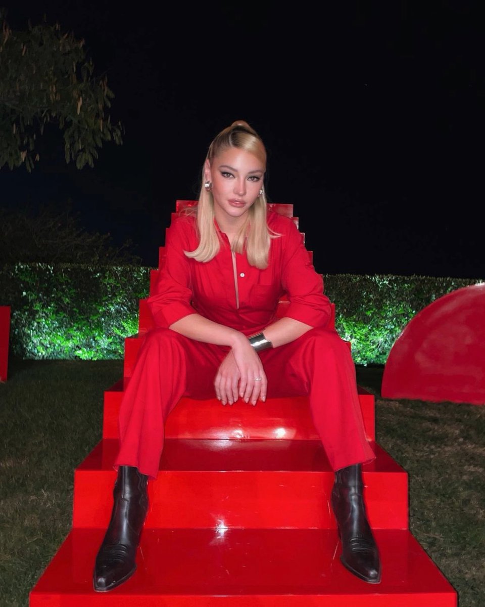 maddiethinker's tweet photo. red is definitely her color! https://t.co/u7MAK42MvE