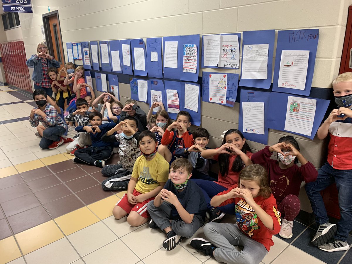 mrs_winters2's tweet photo. We love our veterans! This sweet class wrote letters to veterans that they knew and those they didn’t!  We are thankful for your service!! #loveourveterans @DeretchinCISD https://t.co/EZYO6tiEDM