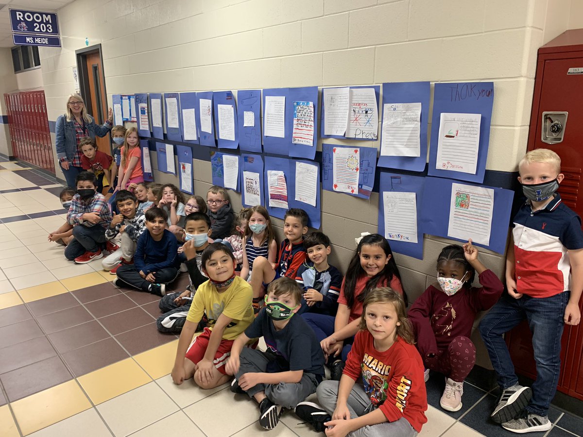 mrs_winters2's tweet photo. We love our veterans! This sweet class wrote letters to veterans that they knew and those they didn’t!  We are thankful for your service!! #loveourveterans @DeretchinCISD https://t.co/EZYO6tiEDM