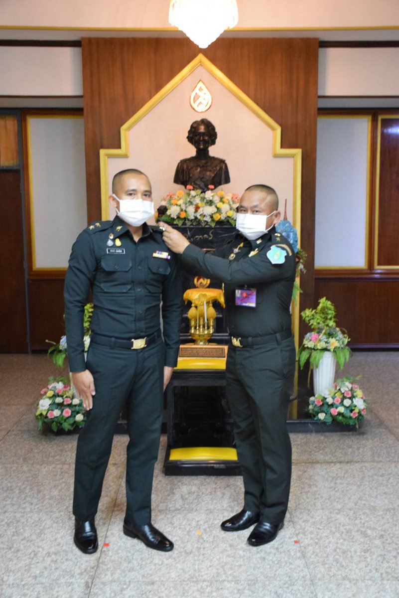 cav4rgt's tweet photo. เมื่อ 11 พ.ย.64 พ.อ.วีระชัย   ผองแก้ว ผบ.ม.4 รอ. เป็นประธานในพิธีประดับเครื่องหมายยศให้กับนายทหารสัญญาบัตร ที่ได้รับการเลื่อนยศสูงขึ้น เป็น ว่าที่ ร.ท. จำนวน 1 นาย คือ ร.ต.พิชิตชัย   พัฒนโชติ นธน.ม.4 รอ. ณ หน้าพระบรมรูปสมเด็จพระศรีนครินทราบรมราชชนนี บก.ม.4 รอ. https://t.co/DpxpqewzVq