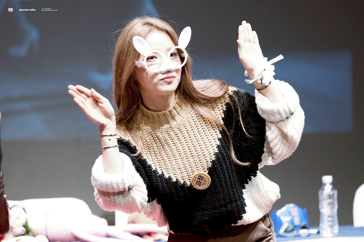 solarhourly's tweet photo. #SolarOnThisDay
♡ 161113 – sinchon fansign
#SOLAR #솔라 #MAMAMOO #마마무 https://t.co/VTqMbPbdMI