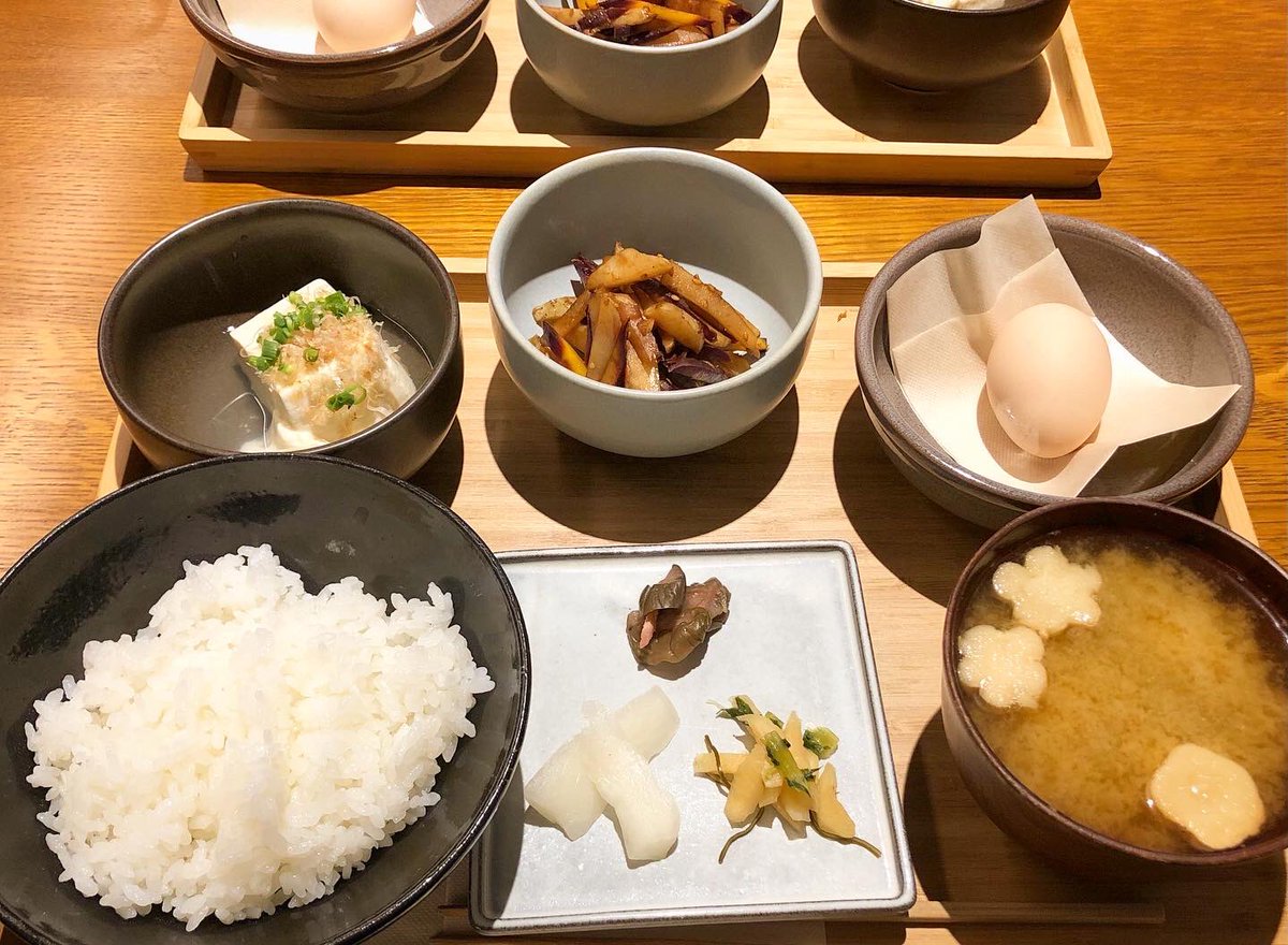 tomi_taishi's tweet photo. 今日は東京の友人が
日帰り(！)で京都観光。

お誘いいただいて、朝食をご一緒しました。
近所のkefuさんにて。

青森、静岡、屋久島、ハワイ、スコットランド‥。
色んな土地について、
縄文的な考え方について談笑。

あっという間の楽しい時間でした
😊🙏🍚✨

#kefu #kefustayandlounge https://t.co/1PxzH0xsIA