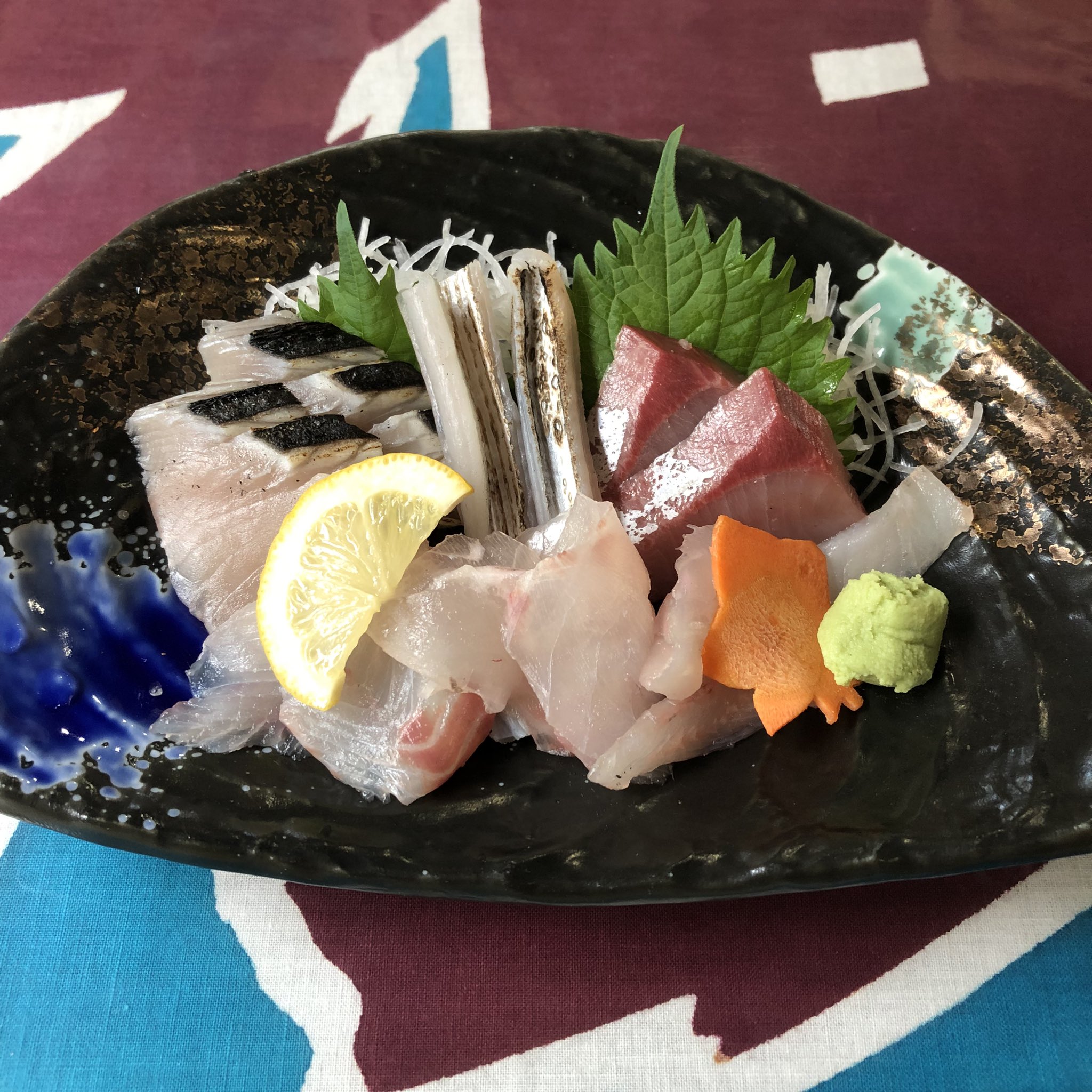いちば食堂 渥美魚市場直営 こんにちは 本日の担当のイチです 本日のお刺身はサワラ グレ アイゴ タカノハ タチウオ ハマチです T Co Co6phmlmk1 Twitter