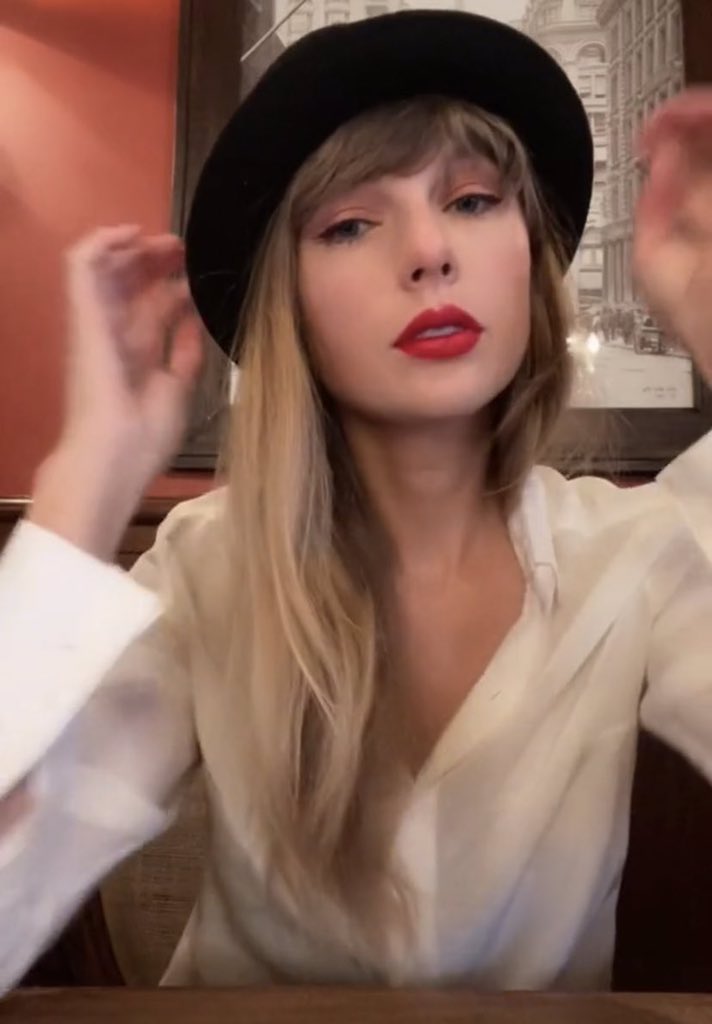shaylorthinker's tweet photo. ITS RED SEASON BABE https://t.co/Wv0t1XVRml