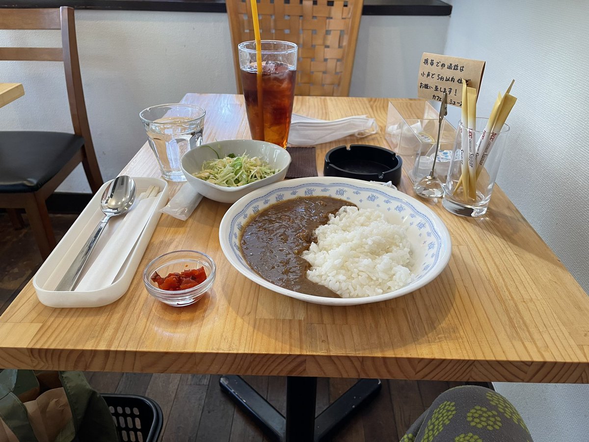 で、昼飯は同じ所でカレー。ここの店内の放送、何故かファンク、アメリカンロック、ピンクフロイド。　#カフェミューズ