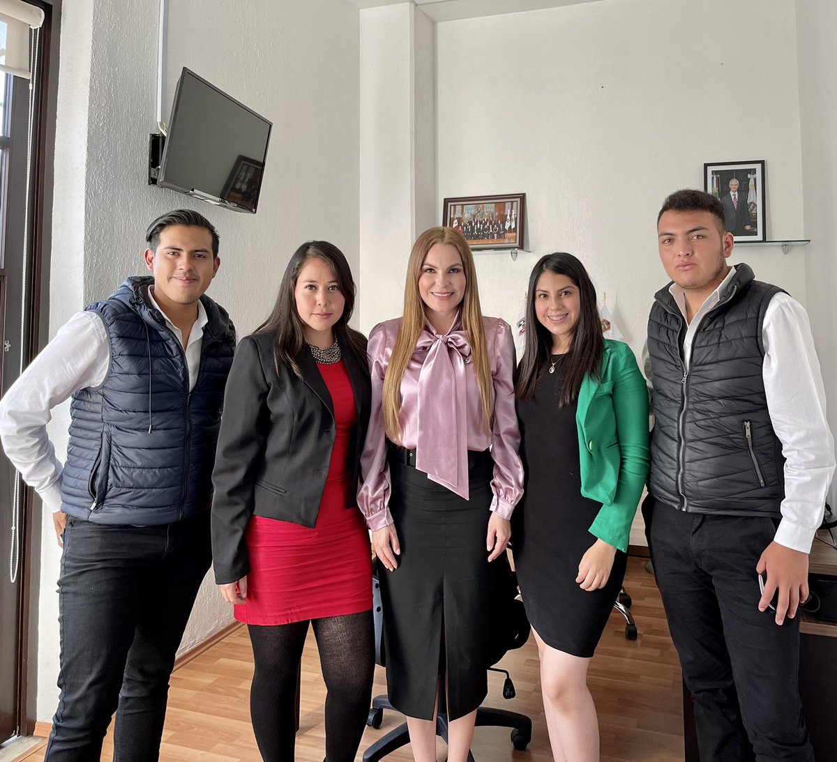 SamEnrique_14's tweet photo. Fue un gusto haber saludado a nuestra paisana la Diputada @myriamcardenas, los jóvenes estamos convencidos que en el @PRI_EDOMEX tenemos a los mejores representantes. https://t.co/HOIKF3B4oL