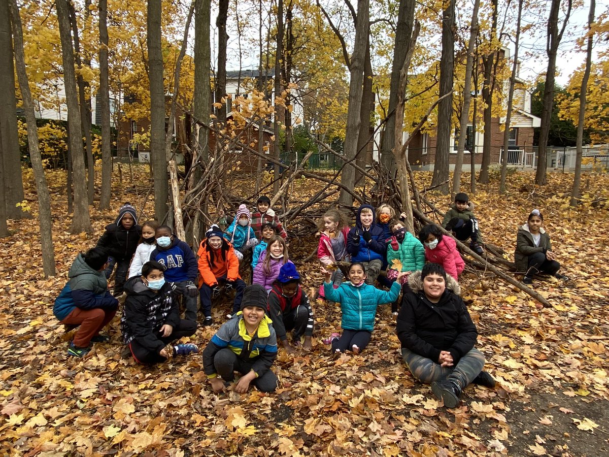 ret1974's tweet photo. Building structures #outdoors today for #PE in the @MasseyStreet_PS #forest #workingasateam #muscularstrength #FUN @PeelSchools @hpe4pdsb https://t.co/AyCXPGJjel