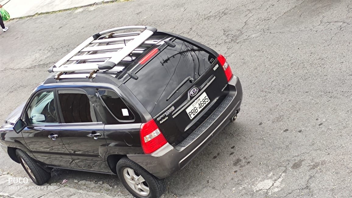 Estibi31's tweet photo. “Amigos, me acaban de robar  mi auto Kia sportage, placa pbb 4685, estacionado afuera de mi casa, no es más de 30 minutos que se lo llevaron, ayuden a difundir por favor” https://t.co/2zQfqWI7Bd