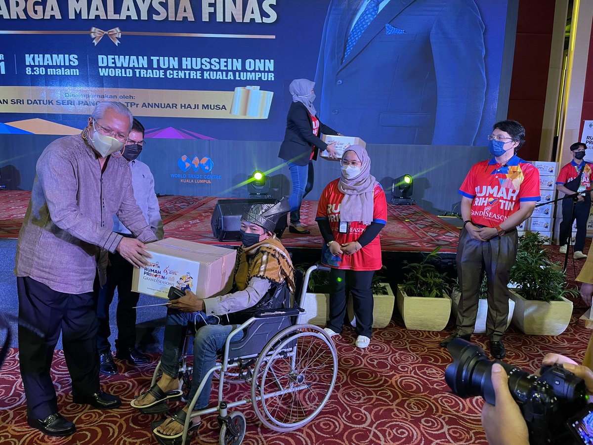 PRIVOWP's tweet photo. Majlis Sumbangan Keluarga Malaysia Finas oleh Menteri @kkmm_gov, YB Tan Sri Datuk Seri Panglima @AnnuarMusa. Penglibatan PriVo mengagihkan sumbangan foodbank dari @rumahprihatinwp dan dihadiri Presiden PriVo YBhg. Dato' @irwanyouth

#PriVo #rumahprihatin #keluargamalaysia #Finas https://t.co/BkvS3b7Ltm