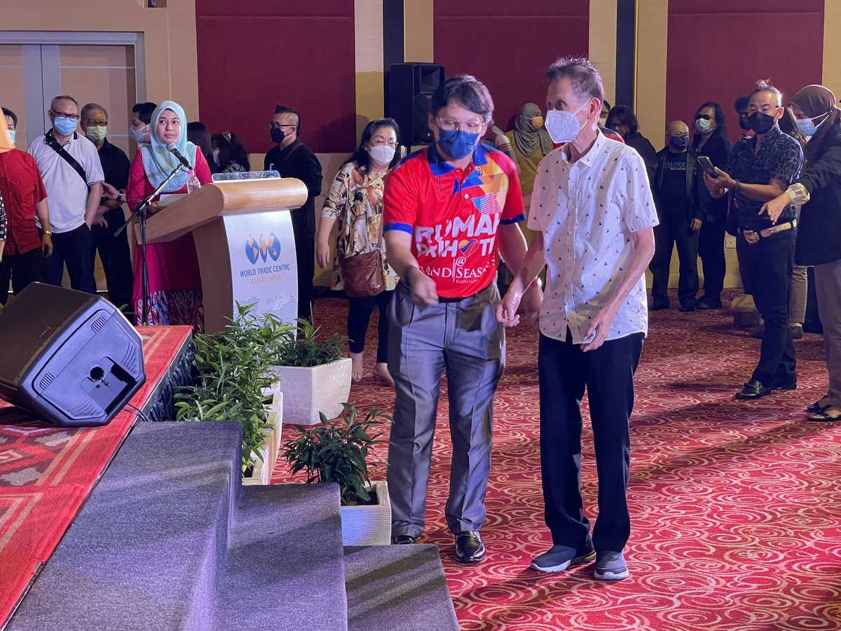 PRIVOWP's tweet photo. Majlis Sumbangan Keluarga Malaysia Finas oleh Menteri @kkmm_gov, YB Tan Sri Datuk Seri Panglima @AnnuarMusa. Penglibatan PriVo mengagihkan sumbangan foodbank dari @rumahprihatinwp dan dihadiri Presiden PriVo YBhg. Dato' @irwanyouth

#PriVo #rumahprihatin #keluargamalaysia #Finas https://t.co/BkvS3b7Ltm