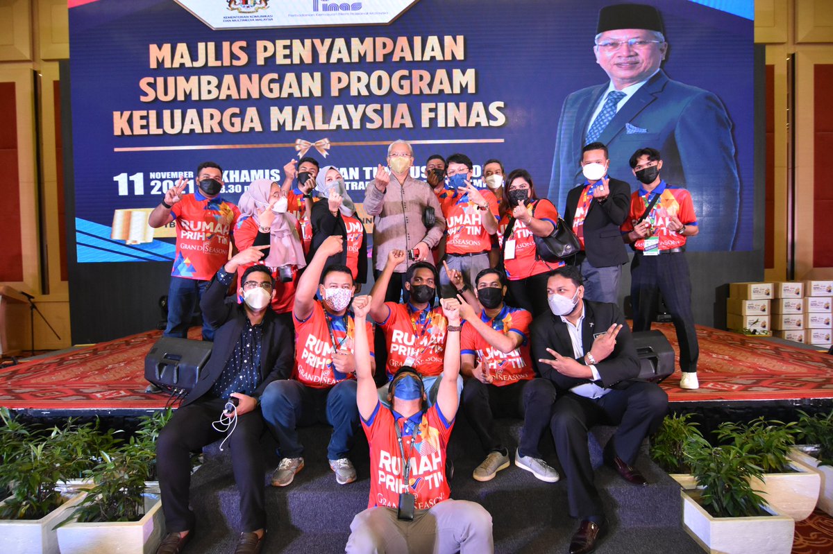PRIVOWP's tweet photo. Majlis Sumbangan Keluarga Malaysia Finas oleh Menteri @kkmm_gov, YB Tan Sri Datuk Seri Panglima @AnnuarMusa. Penglibatan PriVo mengagihkan sumbangan foodbank dari @rumahprihatinwp dan dihadiri Presiden PriVo YBhg. Dato' @irwanyouth

#PriVo #rumahprihatin #keluargamalaysia #Finas https://t.co/BkvS3b7Ltm