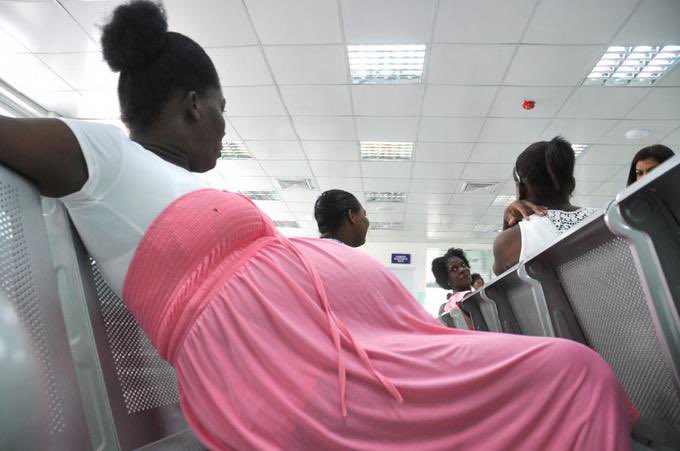 MARADIOFM's tweet photo. Des défenseurs des droits humains en dénoncent l’arrestation suivie d’expulsion de femmes enceintes haïtiennes dans des hôpitaux de Sto Domingo en République Dominicaine.Selon le Menamird ,il s’agit d’une pratique de discrimination raciale ,de xénophobie et d’intolérance #RFMINFO https://t.co/urj38MWRZW