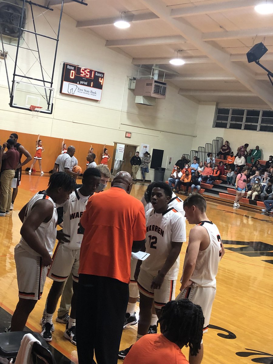 Richey4Liz's tweet photo. First game of the season! #3ismine 🏀 https://t.co/p0uwxGzJ5E
