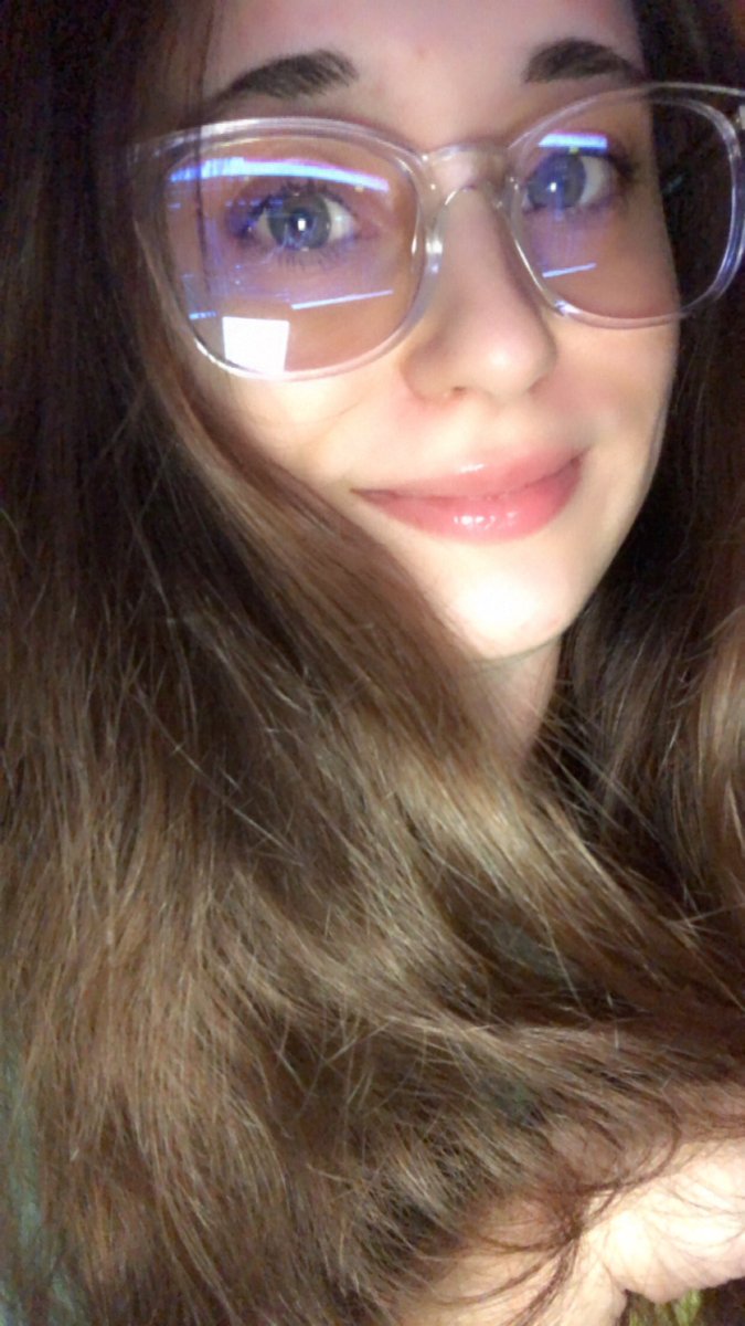 finally got some blue light glasses 🤓 
peep the chart in my eyes lol 📈