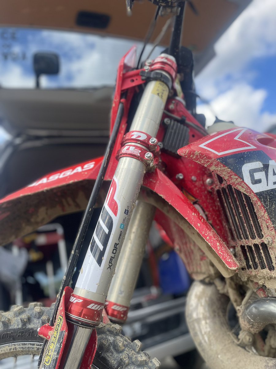 ENDURO_Yosshi's tweet photo. JEC最終戦にWP PRO 導入しました。

WP TOKAI様、ありがとうございます‼️

このサスの動きは化け物級にめちゃくちゃ良いです。

エンデューロマシンで
モトクロスコースぴょんぴょん飛べます🤩

#GASGAS
#EC250
#WP
#WPJAPAN
#OpenArea https://t.co/kbV3sLwVhM