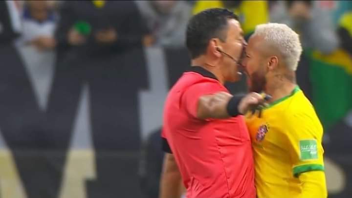 GravesenCule's tweet photo. #tobar es el árbitro más mediocre que tiene el fútbol latinoamericano... puto tipo sin guevas 🙄🙄 le falta 🥚 siempre que pita @CONMEBOL esto es culpa de ustedes #EliminatoriasQatar2022 #BRAvsCOL viva la mediocridad en el silbato 👏🏽👏🏽👏🏽 https://t.co/tmcz3ndPib