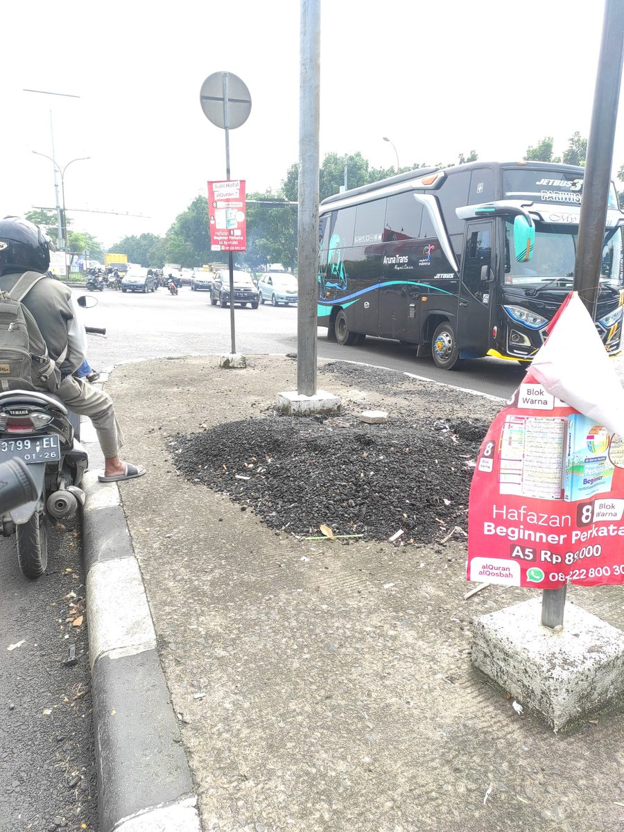 riankuswardani's tweet photo. Ini ko kerjanya nanggung ya, simpen hotmix tp ga diberesin! Lok : Stopan bypass-kircon @infobdg @PRFMnews https://t.co/s3jJ26JnWc