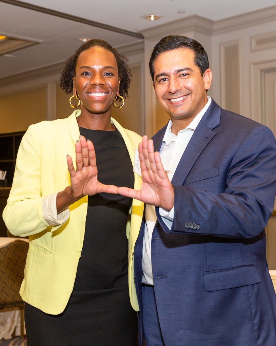 umiamimredu's tweet photo. Did you stop by Cocktails and Conversations with Women Leaders in Real Estate? 🍸 Students from @um_soa, @miamiherbert, and @miamilawschool had the chance to meet and network with women leaders in the industry. https://t.co/b83Ffyezr6