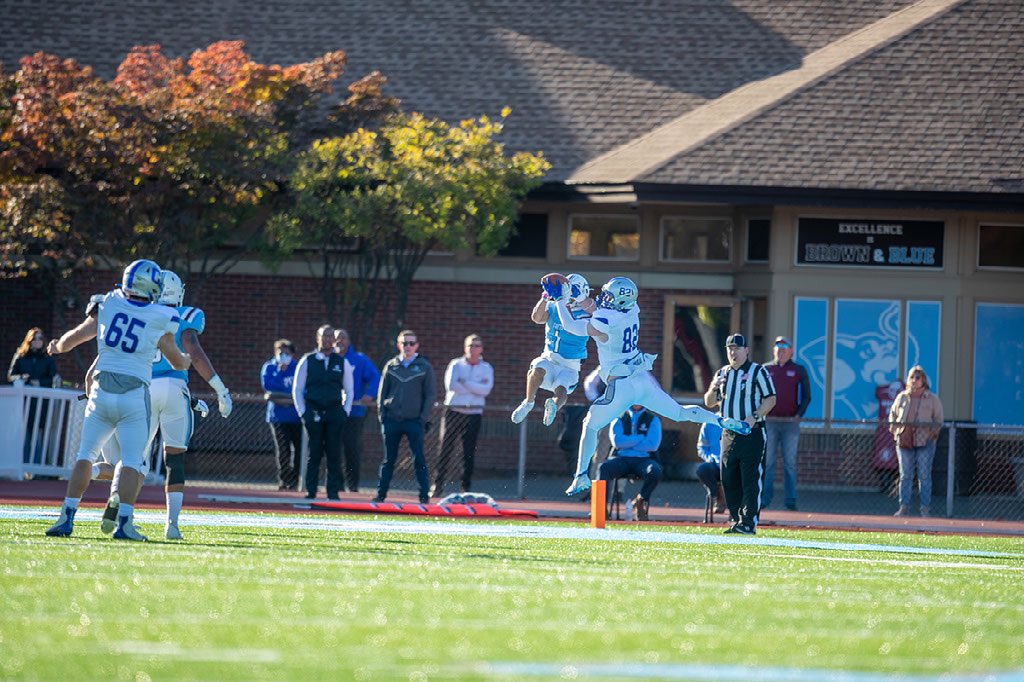 LadyNyce413's tweet photo. 5’9”vs 6’1” Heart over height will win every time❤️ @real_bjones #noflyzone #gamewinninginterception #mysenior #4quarters https://t.co/JtD0hzHo5Q