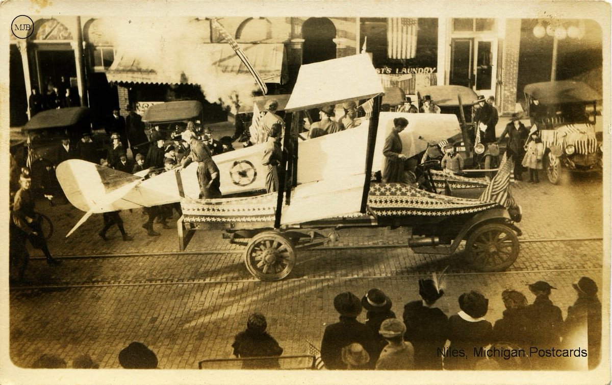 MichiganHist's tweet photo. World War I Victory Parade in Niles (Niles Michigan Postcards FB)
#NilesMI
https://t.co/zpQHJOXlm2 https://t.co/INQlKJcpzV