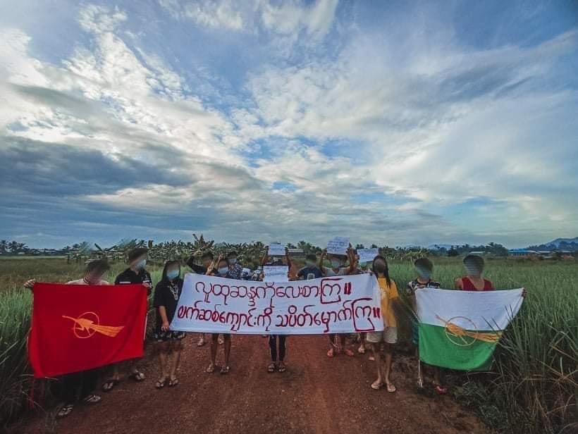 katycho22222's tweet photo. A group of students and protesters from #Longlon township staged to show their against military dictatorship as usual.
💪🏽✊🏽👏🏽
''လူ��ုဆန္ဒကို လေးစားကြ
ဖက်ဆစ်ကျောင်းကို သပိတ်မှောက်ကြ''

#Nov12Coup
#WhatsHappeningInMyanmar
#WarCrimesOfJunta https://t.co/B07QEFY9co