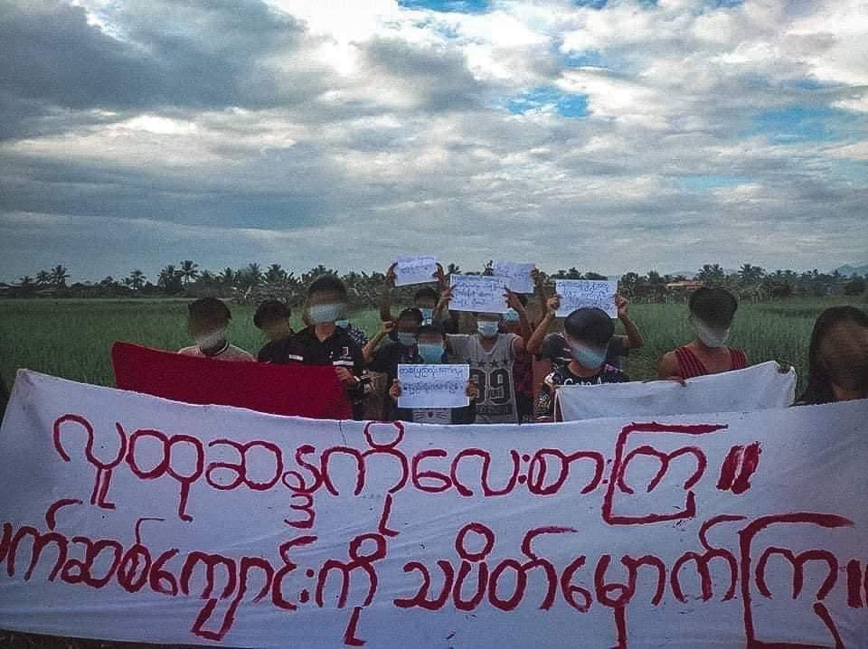 katycho22222's tweet photo. A group of students and protesters from #Longlon township staged to show their against military dictatorship as usual.
💪🏽✊🏽👏🏽
''လူ��ုဆန္ဒကို လေးစားကြ
ဖက်ဆစ်ကျောင်းကို သပိတ်မှောက်ကြ''

#Nov12Coup
#WhatsHappeningInMyanmar
#WarCrimesOfJunta https://t.co/B07QEFY9co