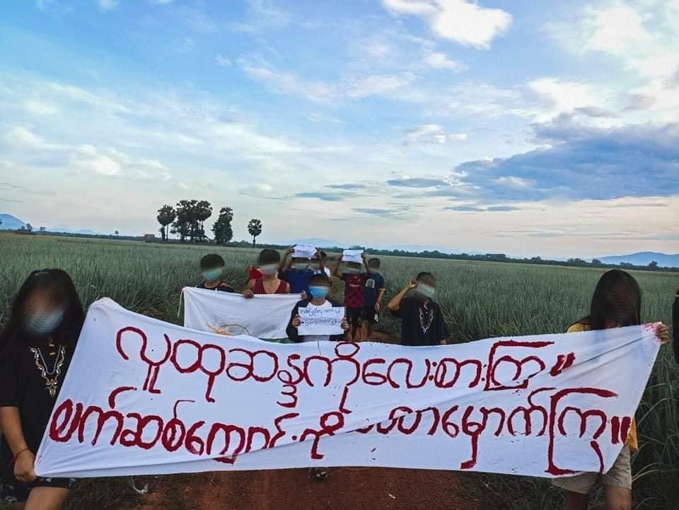 katycho22222's tweet photo. A group of students and protesters from #Longlon township staged to show their against military dictatorship as usual.
💪🏽✊🏽👏🏽
''လူ��ုဆန္ဒကို လေးစားကြ
ဖက်ဆစ်ကျောင်းကို သပိတ်မှောက်ကြ''

#Nov12Coup
#WhatsHappeningInMyanmar
#WarCrimesOfJunta https://t.co/B07QEFY9co