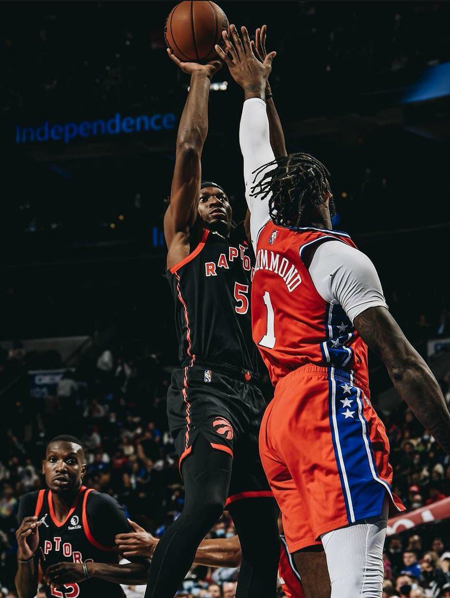 HumoBasket's tweet image. Toronto Raptors consiguió una gran victoria jugando fuera de casa ante Philadephia 76ers por 115-109 

Fred VanVleet fue la figura del equipo con 32pts 6reb y 7asis con 54 por ciento en triples. Ahora los canadienses están 7-6