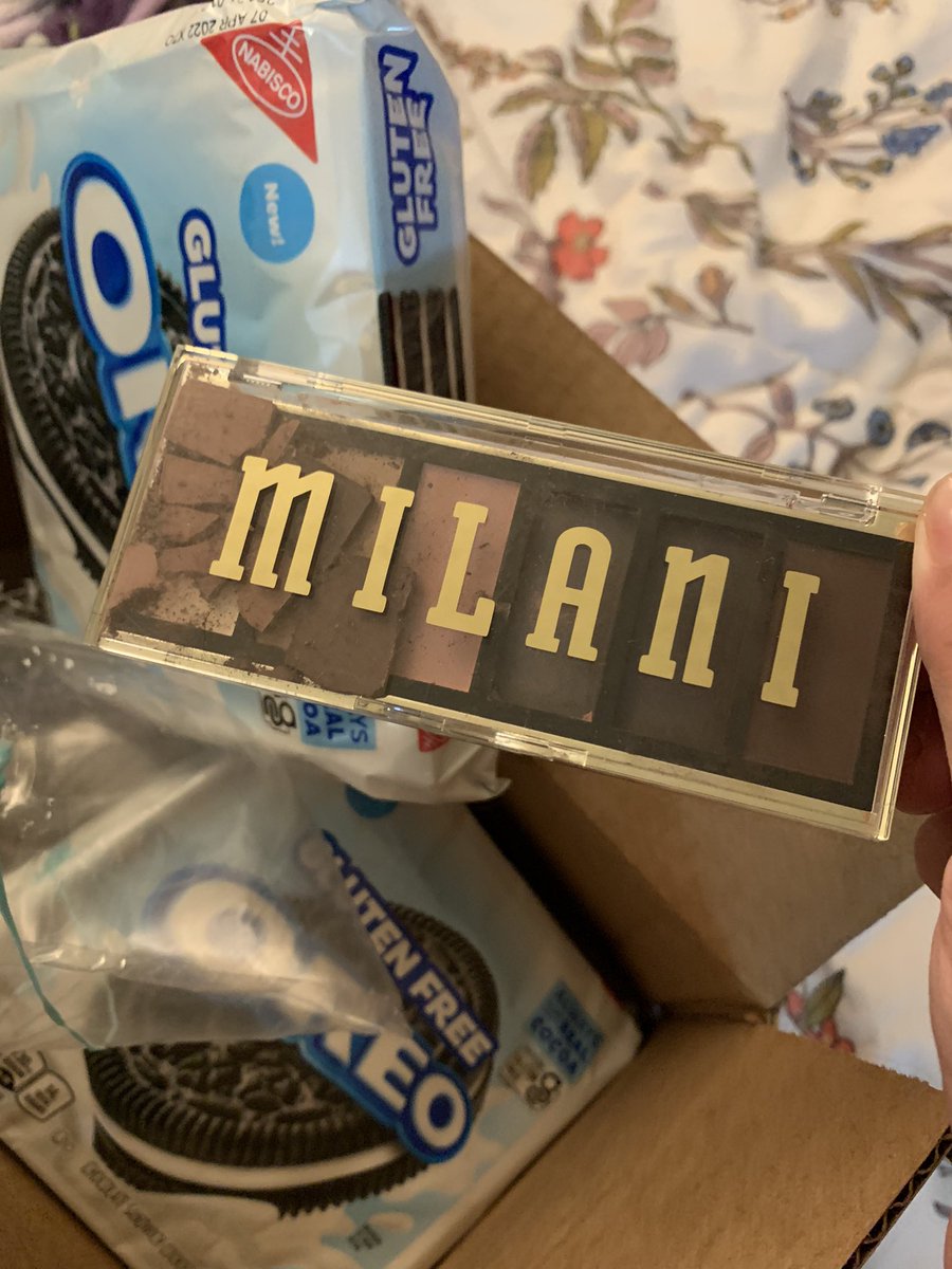 Kimiko_Chan86's tweet photo. Are you for real @Target ???
This is disgusting and negligent.
This is what I found when I opened my package. Someone’s used chewing gum on my stuff and they didn’t even package the eyeshadow right and it’s broken! https://t.co/pzN0zxPFG1
